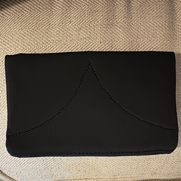 NWOT- magnetic pouch with velcro, 2 pockets inside. Can hook onto something thin - Picture 4 of 9